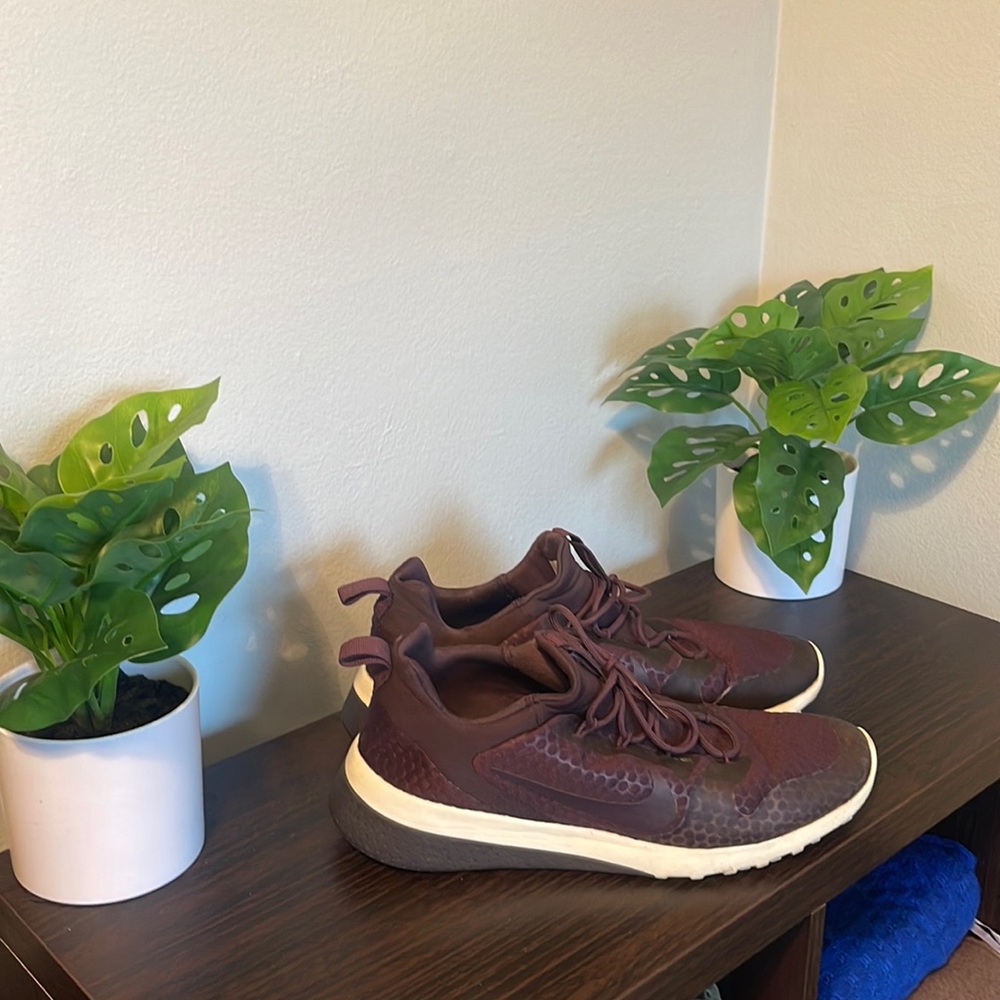 Nike gently used Womens 9.5 sneaker